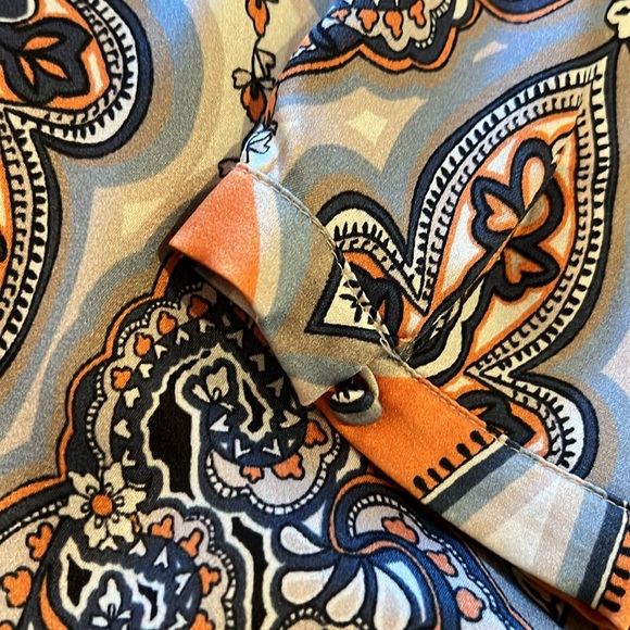 Craig Taylor 💯silk blouse. Gorgeous print in silver, blue, white. Keyhole neck - Picture 11 of 13